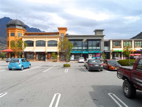 queens towns|cosmopolitan town.